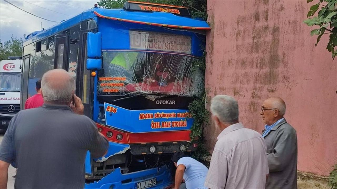 Evin duvarına çarpan halk otobüsündeki 8 kişi yaralandı