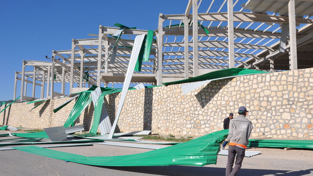Mersin'de şiddetli rüzgarın uçurduğu fabrika çatısı yolu kapattı