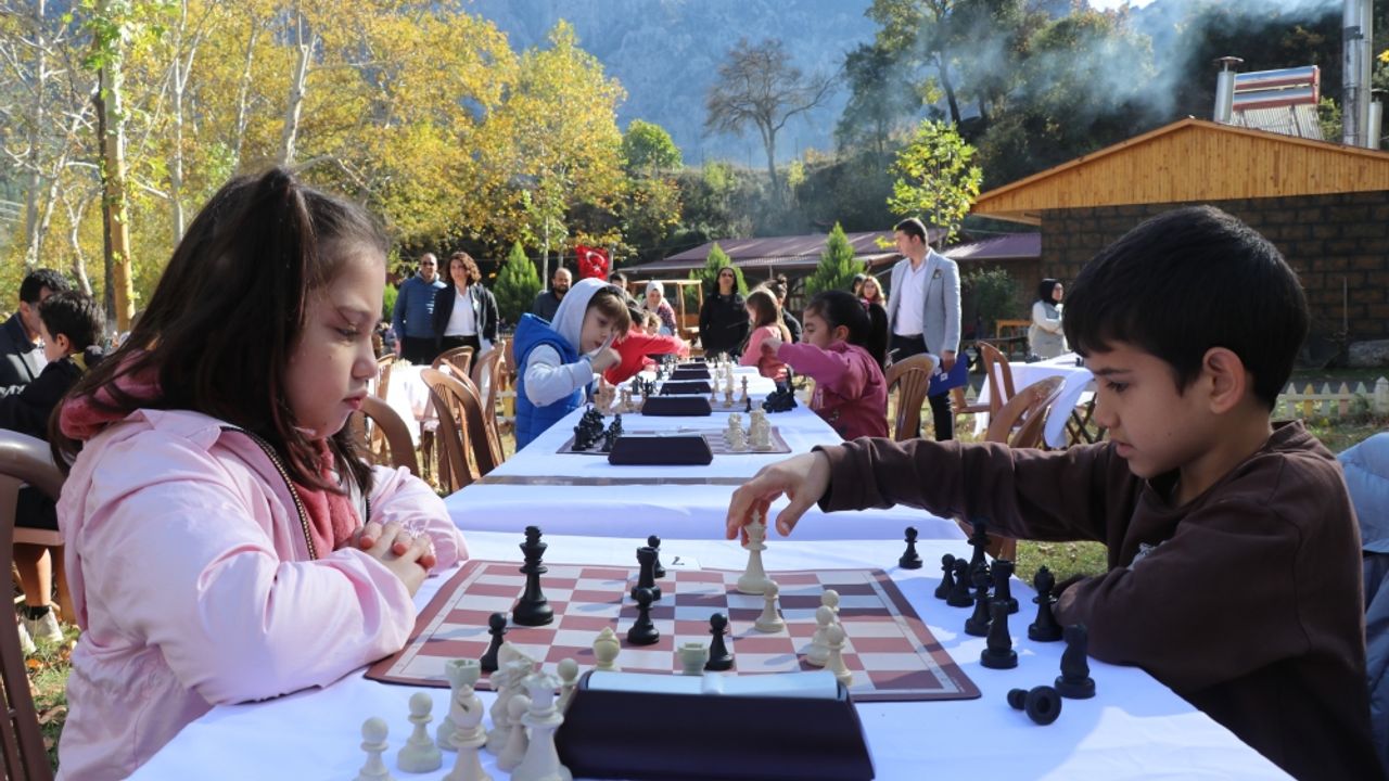 Adana'da tabiat parkında satranç turnuvası yapıldı