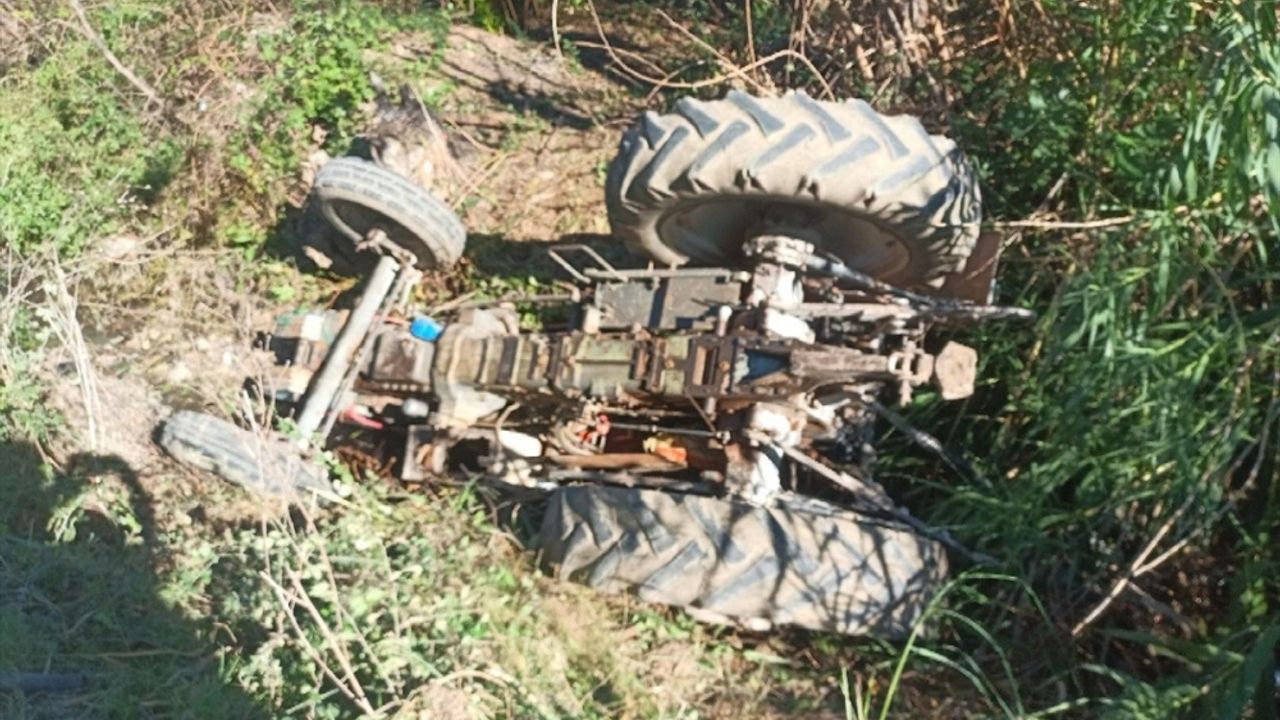 Antalya'da devrilen traktörün sürücüsü yara almadan kurtuldu