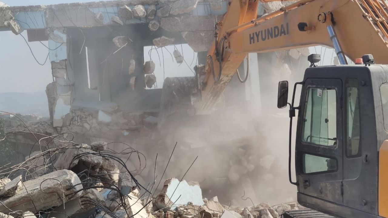 Hatay'da depremlerde ağır hasar alan müstakil 4 ev kontrollü yıkıldı