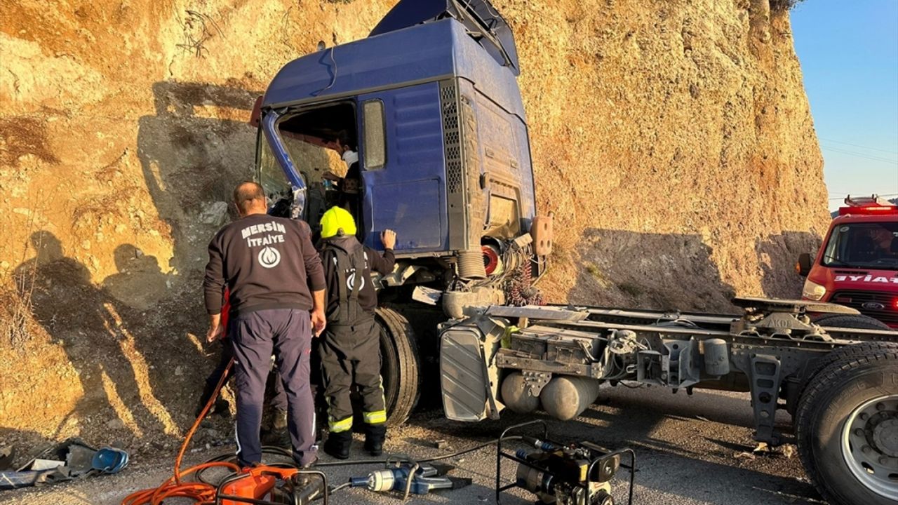 Kaza yapan tırda sıkışan sürücü itfaiye ekiplerince kurtarıldı