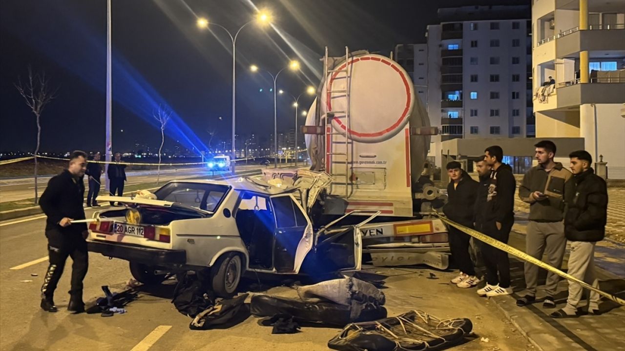 Adana'da park halindeki tıra çarpan otomobilde ölen kişinin kimliği belirlendi
