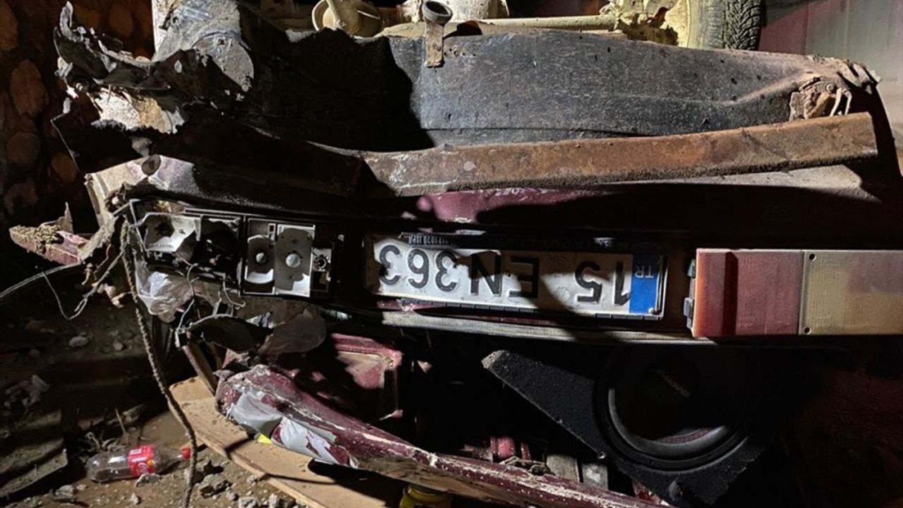Burdur'da dere yatağına düşen otomobildeki 3 kişi yaralandı
