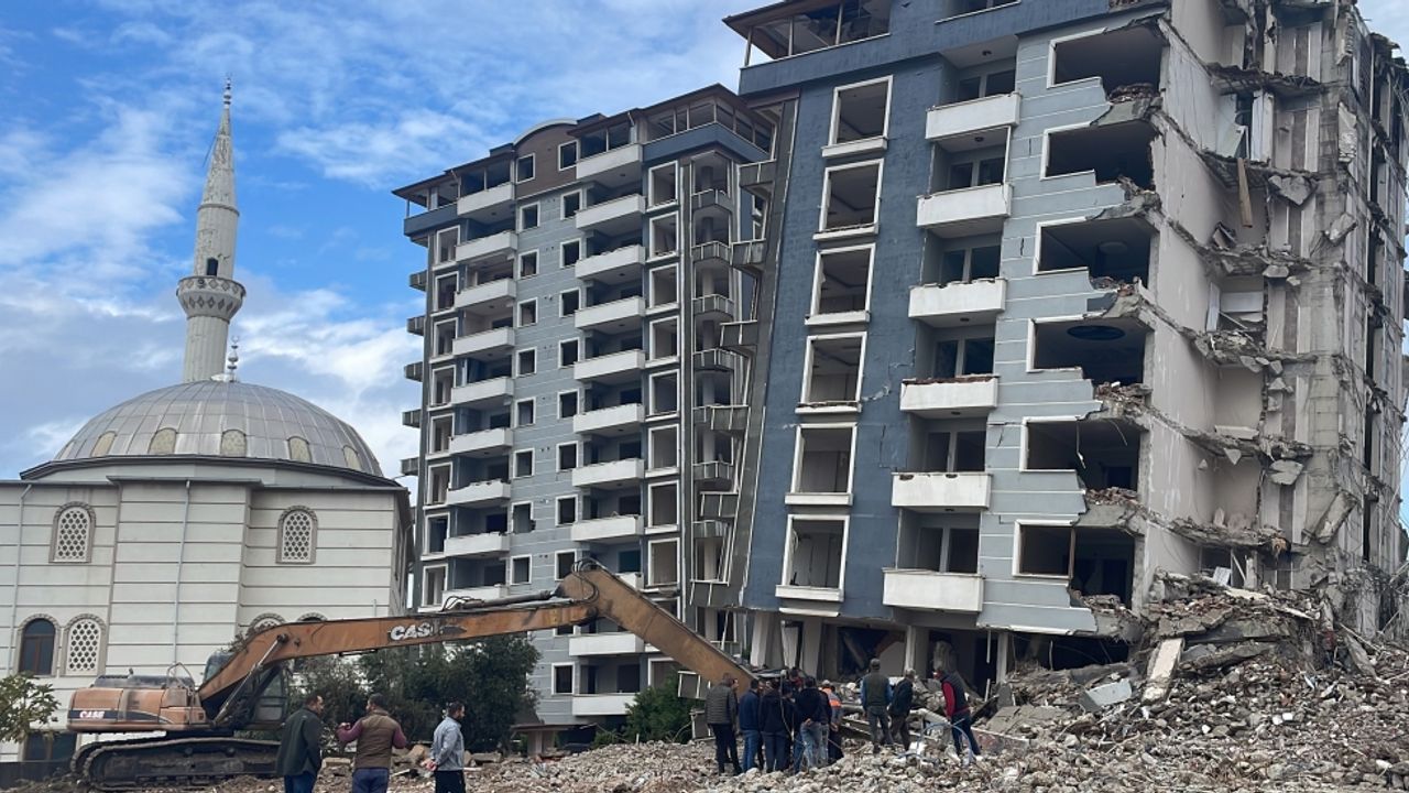 Depremlerde ağır hasar alan 4 bina kontrollü yıkıldı