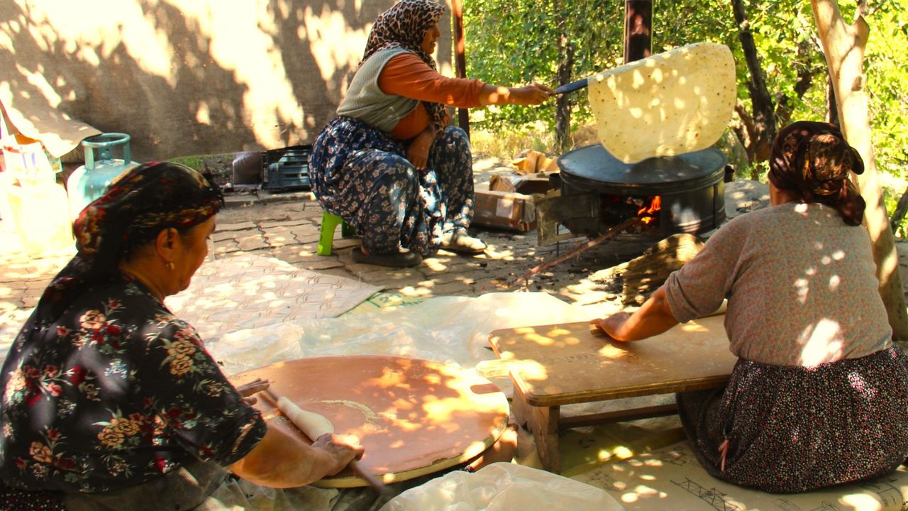 Kadınlar bir araya gelerek kış öncesi ekmek yapımına devam ediyor