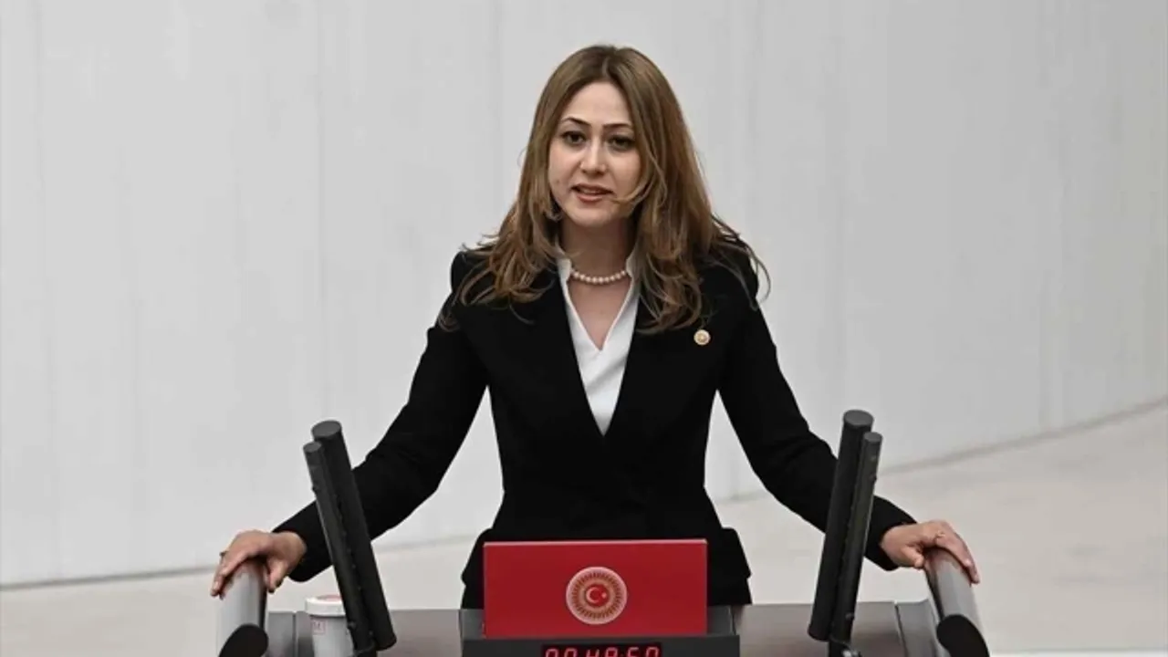 MHP'li Zuhal Karakoç Dora, "Türkiye'nin Sınır Ötesi Askerî Varlığı" Çalışmasının 2. Baskısını Duyurdu - Yeşil Afşin Gazetesi