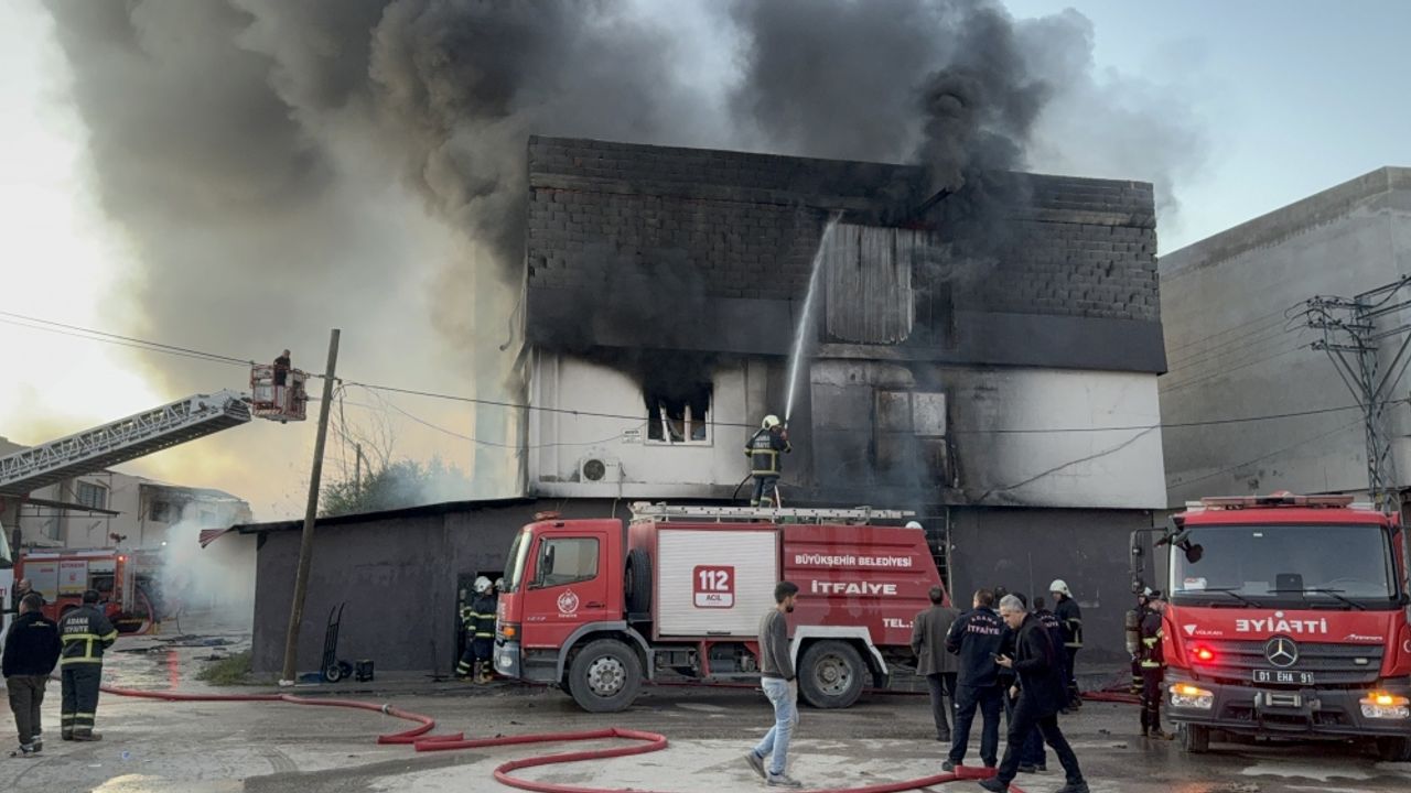 Adana'da mobilya süngerinin bulunduğu depoda yangın çıkaran zanlı tutuklandı