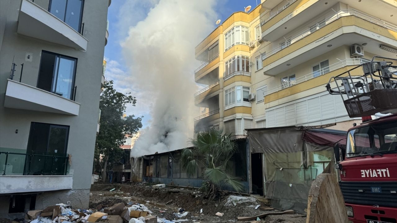 Alanya'da işletmeye kapalı bir restoranda çıkan yangın hasara neden oldu