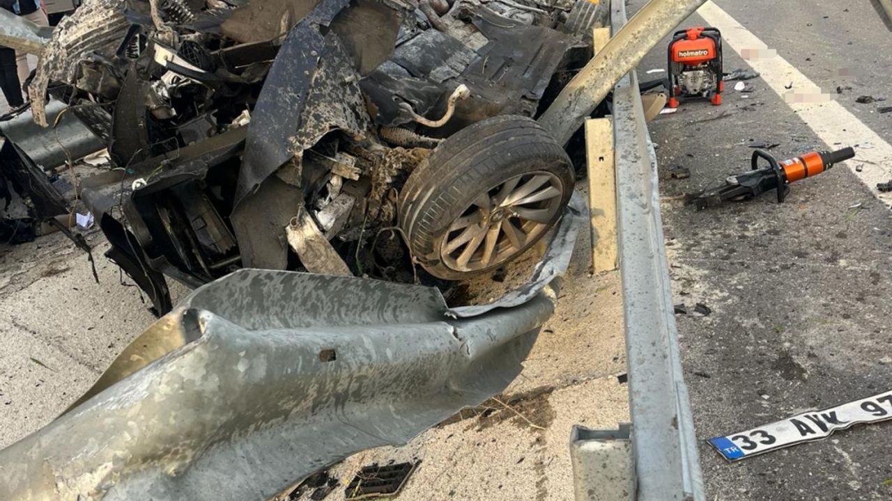 Mersin'de bariyere çarpan otomobildeki 1 kişi öldü, 3 kişi yaralandı
