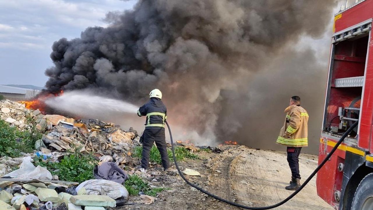 Hatay’da çöp yangınını itfaiye ekipleri söndürdü