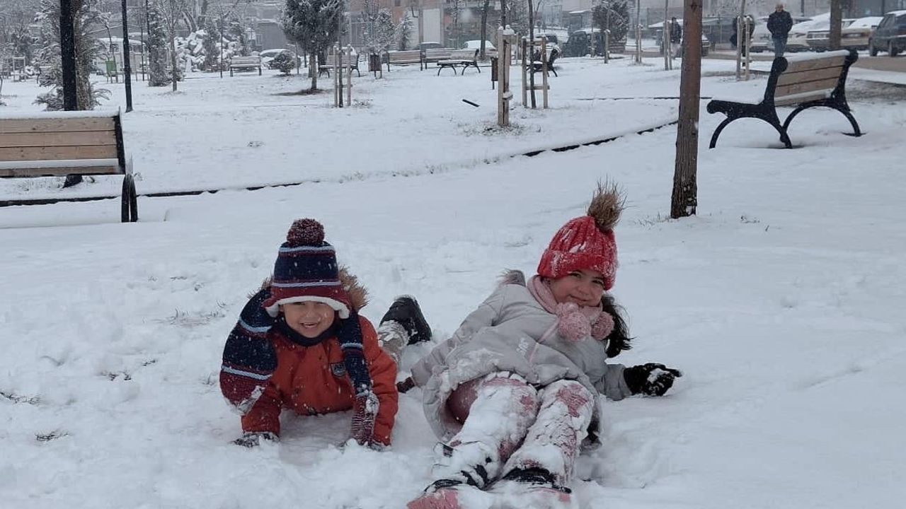 Kahramanmaraş’ta çocukların kar sevinci