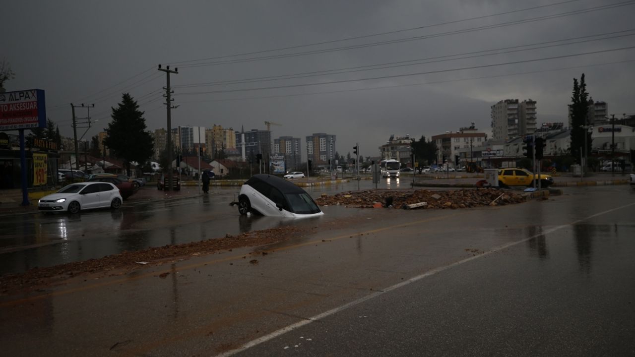 GÜNCELLEME 2 - Antalya'da şiddetli yağış yaşamı olumsuz etkiledi
