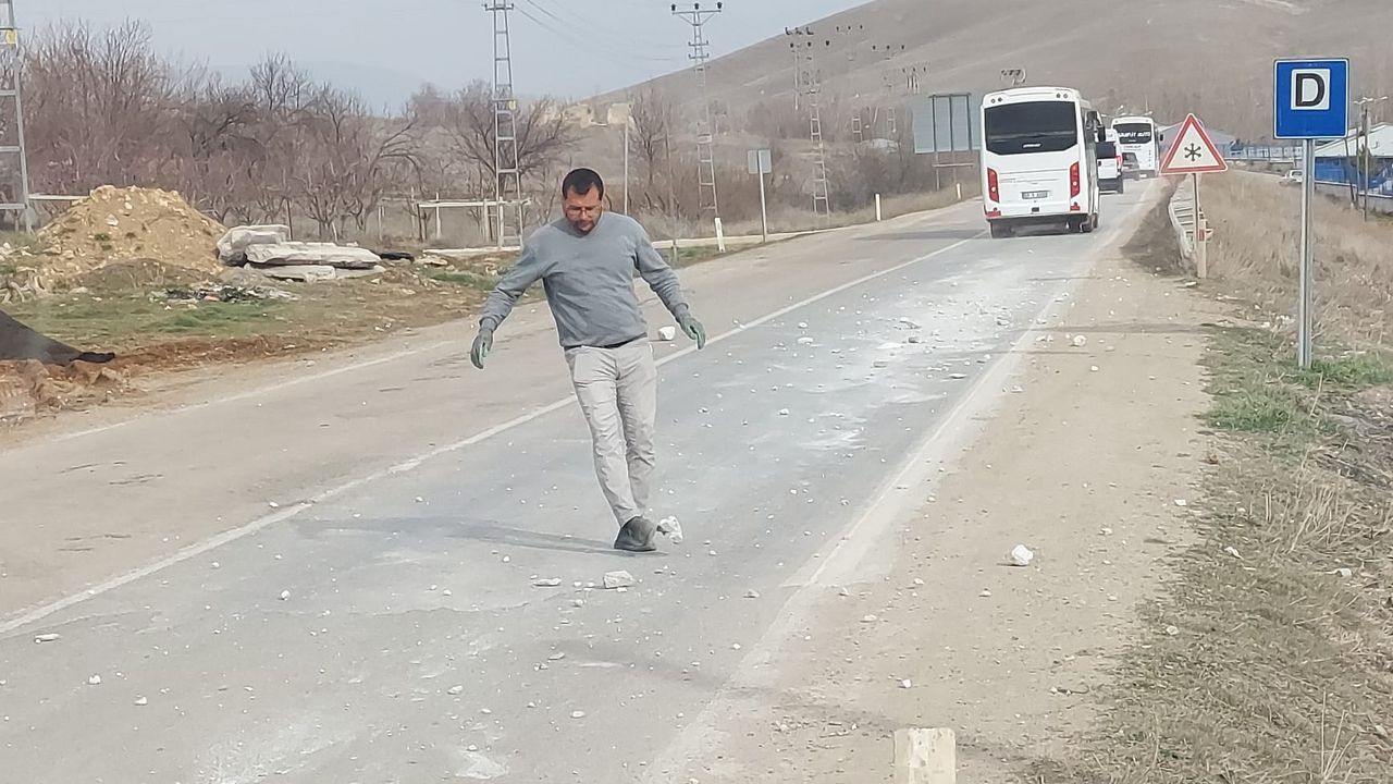 Afşin’de Hafriyat Kamyonu Yola Taş Döktü, Servis Şoförleri Temizledi