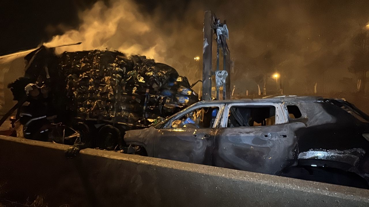 Adana'da çarpışan iki araç, alev aldı ve içinde bulunan 2 kişi yaralandı.