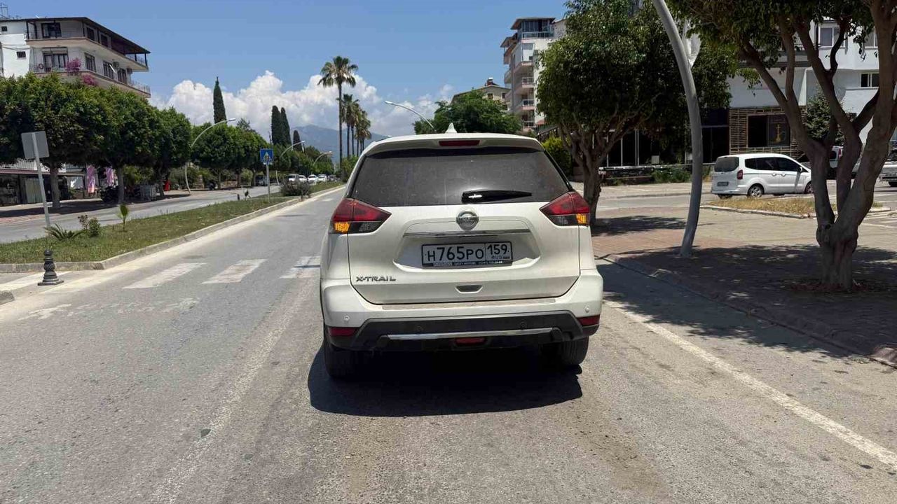 Kazayı önlemek için yayaya yol veren araca çarptı.