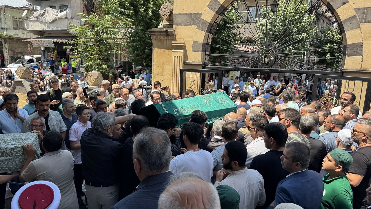 Ankara'daki 26 katlı bina yangınında ölen anne ve çocuğu Kahramanmaraş’ta defnedildi
