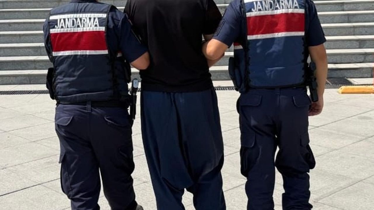 Mersin'de imece usulü hazırlanan aşure vatandaşlara dağıtıldı
