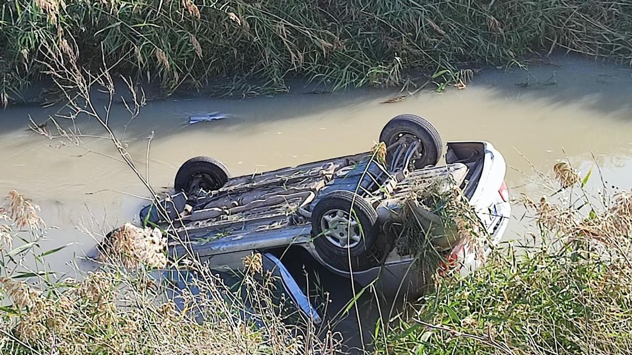 Adana'da sulama kanalına devrilen otomobilin sürücüsü yaralandı