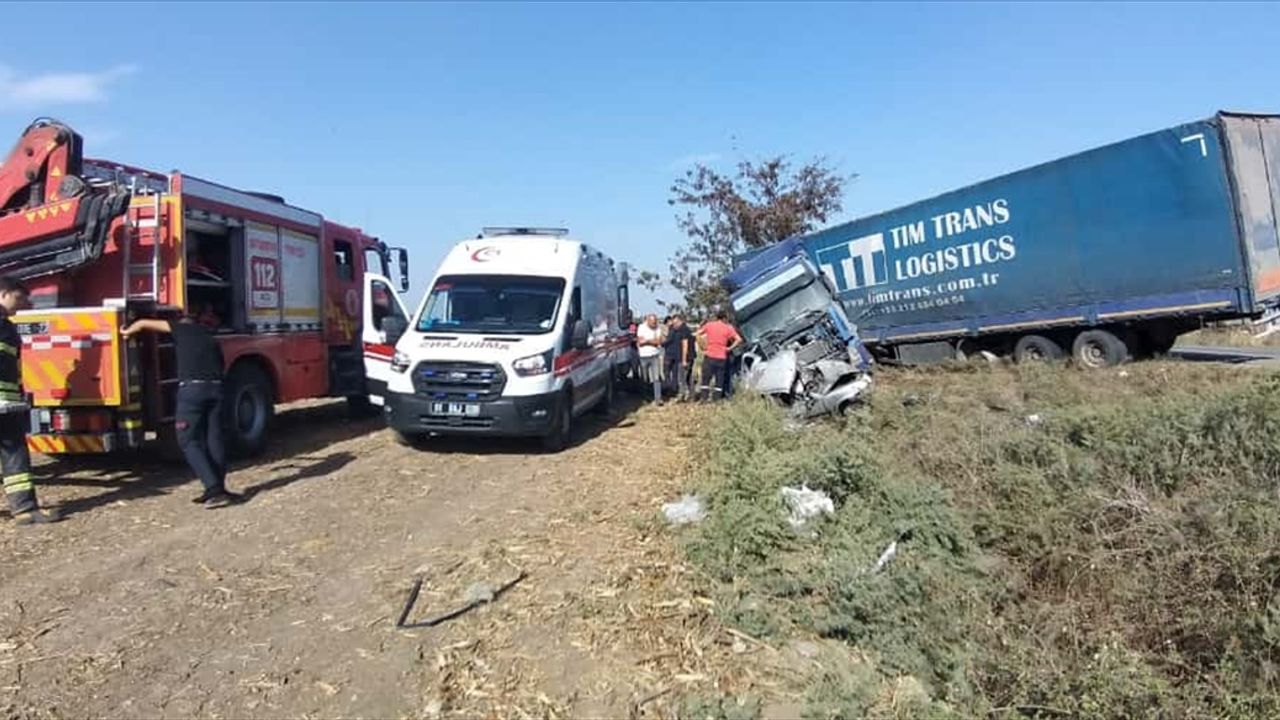 Adana'da tırla çarpışan otomobilin sürücüsü öldü