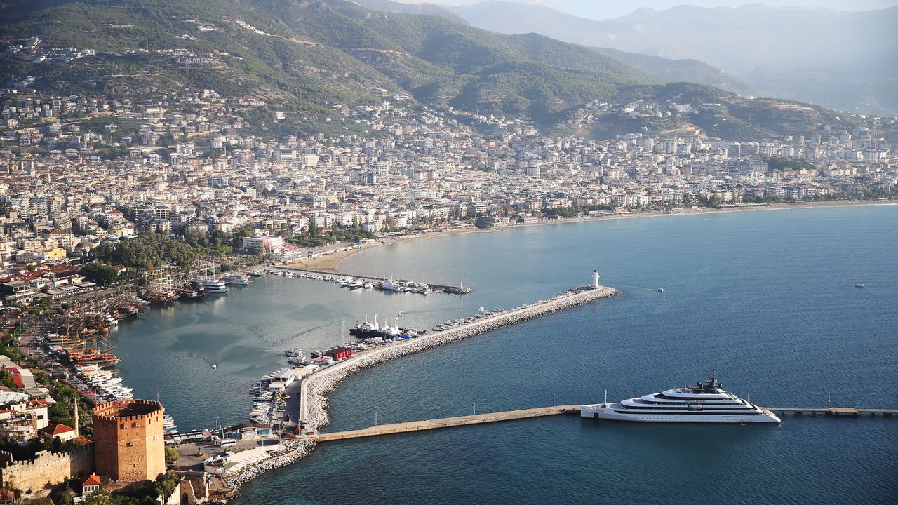 Alanya'ya 'Emerald Azzurra' gemisiyle 91 turist geldi
