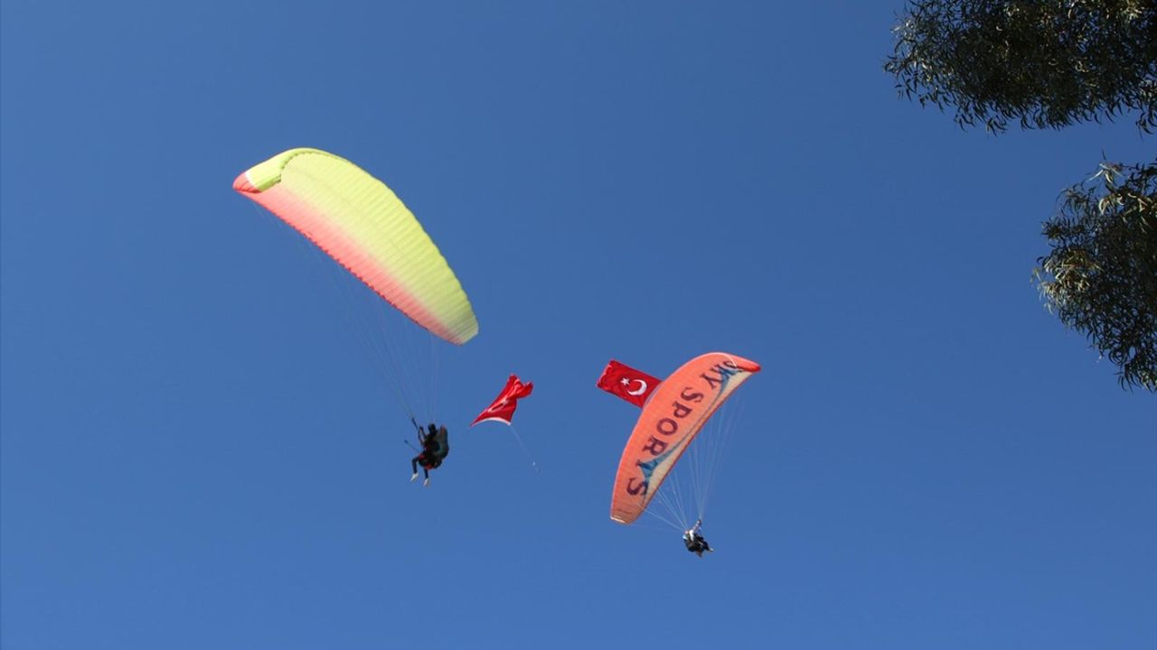 Antalya'da 50 paraşütçü Türk bayraklarıyla atlayış yaptı