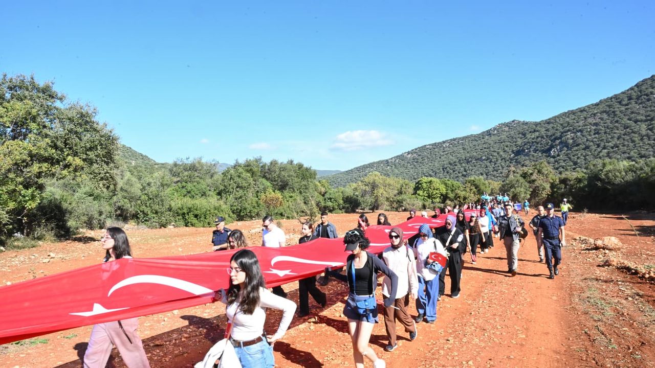 Antalya'da 'Ecdadın Yolunda Cumhuriyet'e Saygı Yürüyüşü' yapıldı