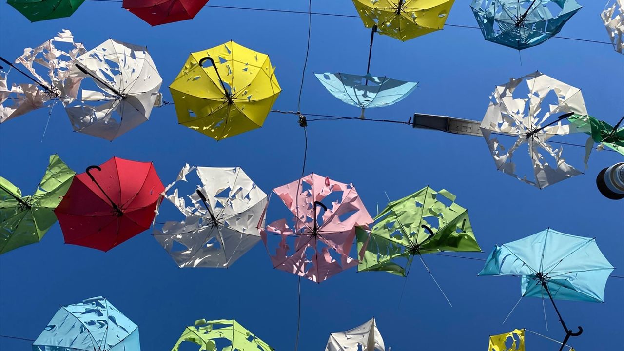 Antalya'da sağanak ve dolu Şemsiyeli Sokak'taki şemsiyelere zarar verdi