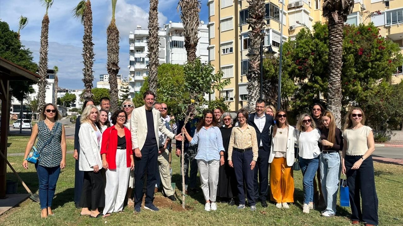 Antalya'da Ukrayna Kültür Parkı'na dostluk ve barış sembolü ağaç dikildi