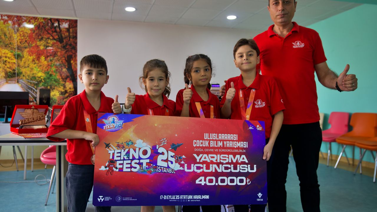 Depremzede öğrenciler, bina dışından hasar tespiti yapabilen cihaz üzerinde çalışıyor