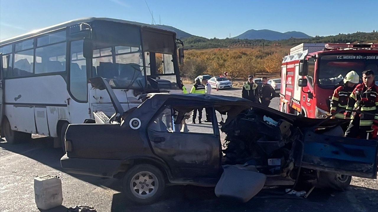Mersin'de midibüs ile otomobil çarpıştı, 3 kişi öldü, 12 kişi yaralandı