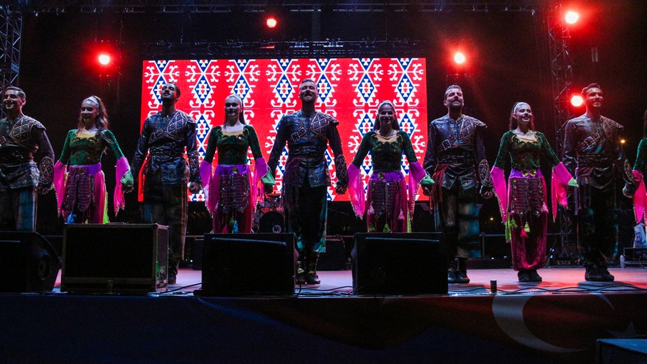 Hatay'da Anadolu Ateşi Dans Topluluğu ve şarkıcı Oğuzhan Koç sahne aldı