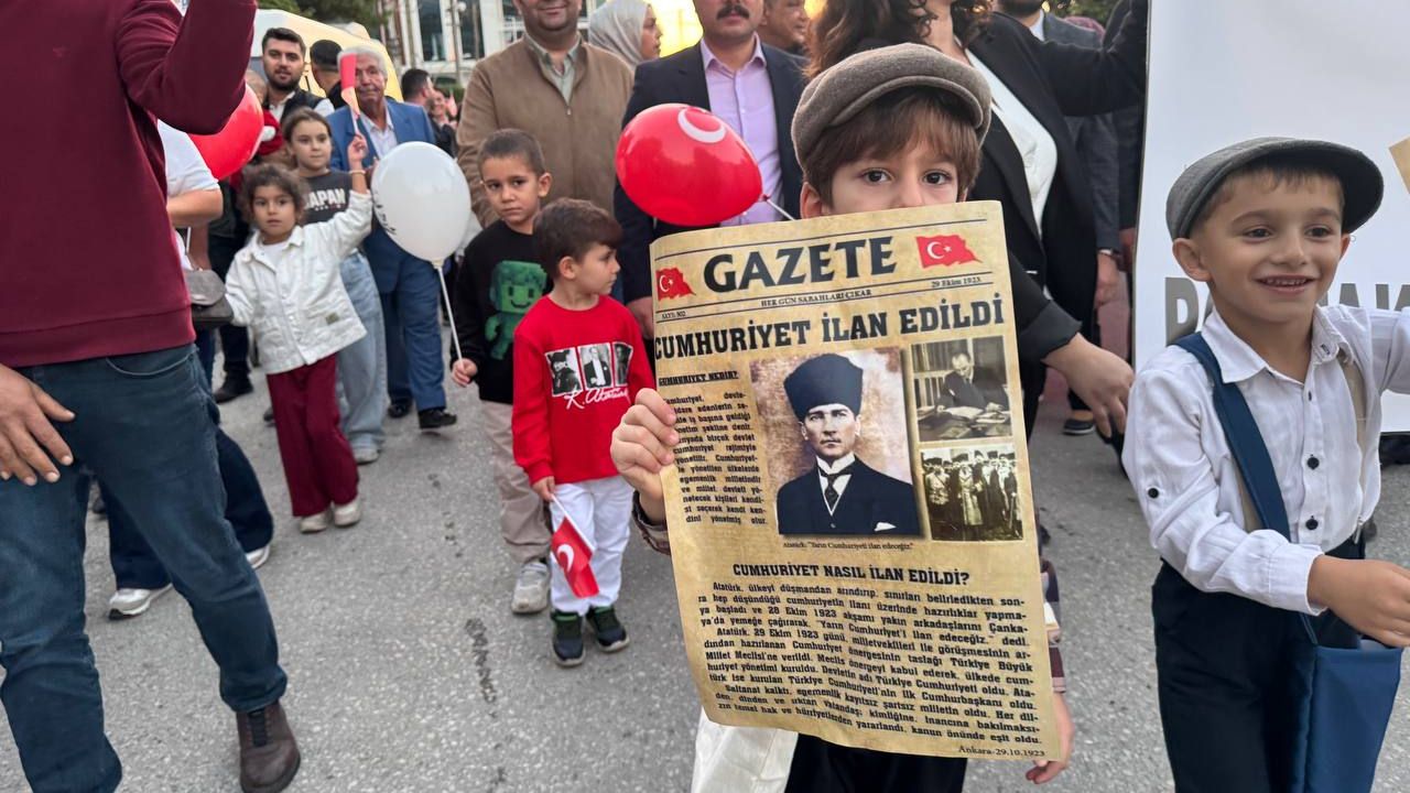 Hatay'da anaokulu öğrencileri Cumhuriyet'in ilanını duyuran gazete dağıttı