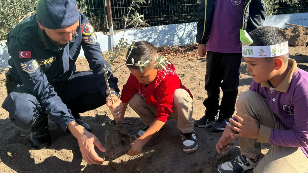 Kumluca'da yeşil vatan için fidanlar toprakla buluştu