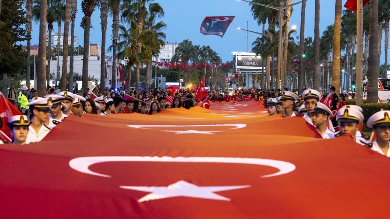 Mersin'de 102 metre uzunluğunda Türk bayrağıyla yürüyüş düzenlendi