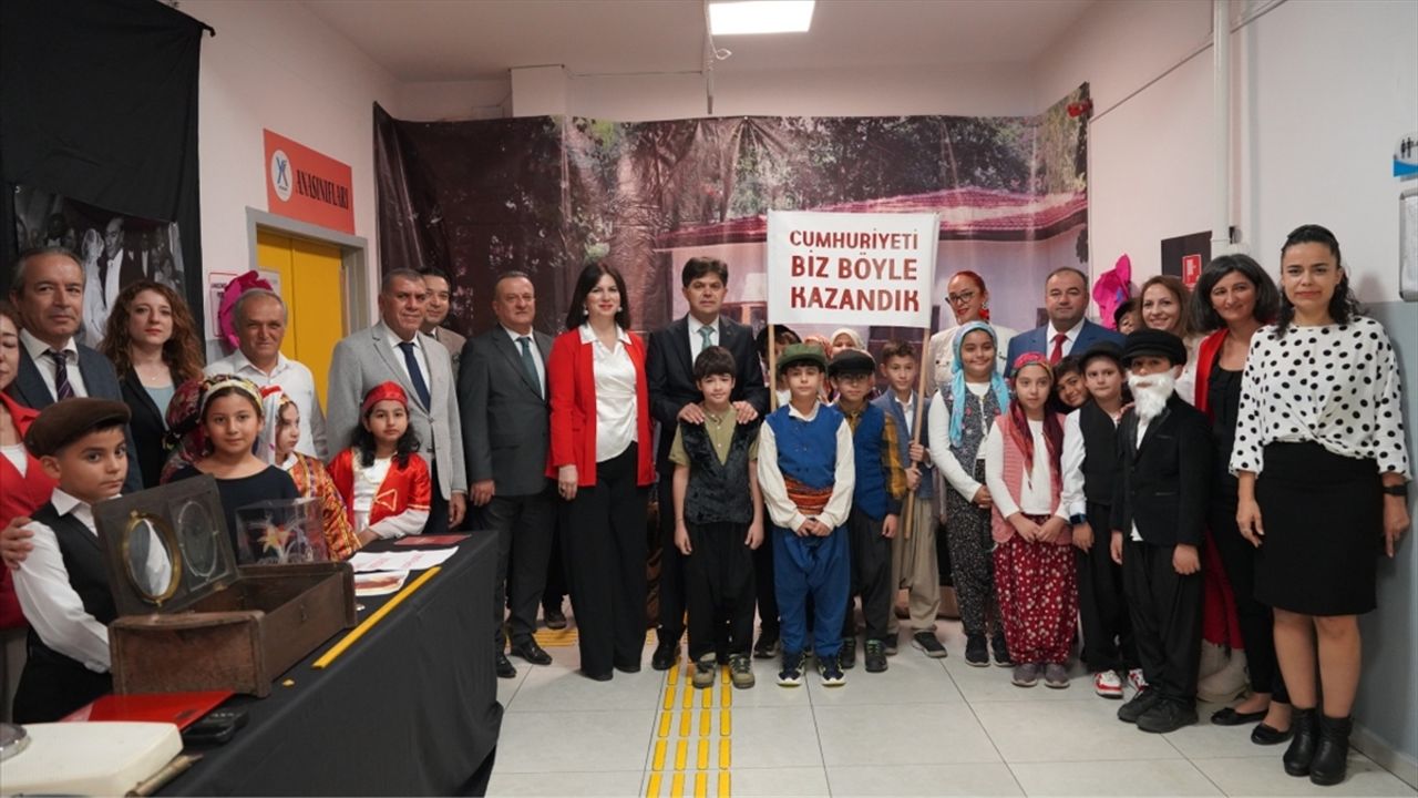 Mersin'de 'Cumhuriyet Yolunda' sergisinin açılışını yapıldı