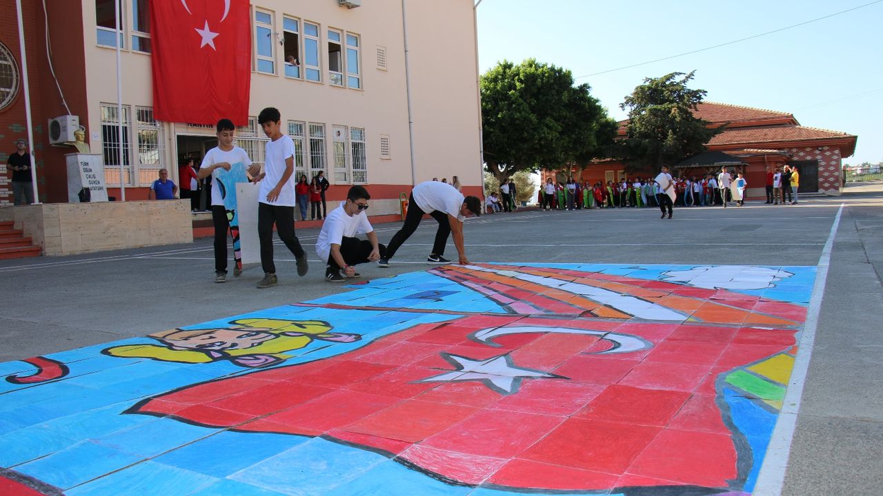 Mersin'de öğrenciler 480 parçalı yapbozla Cumhuriyet Bayramı'nı kutladı