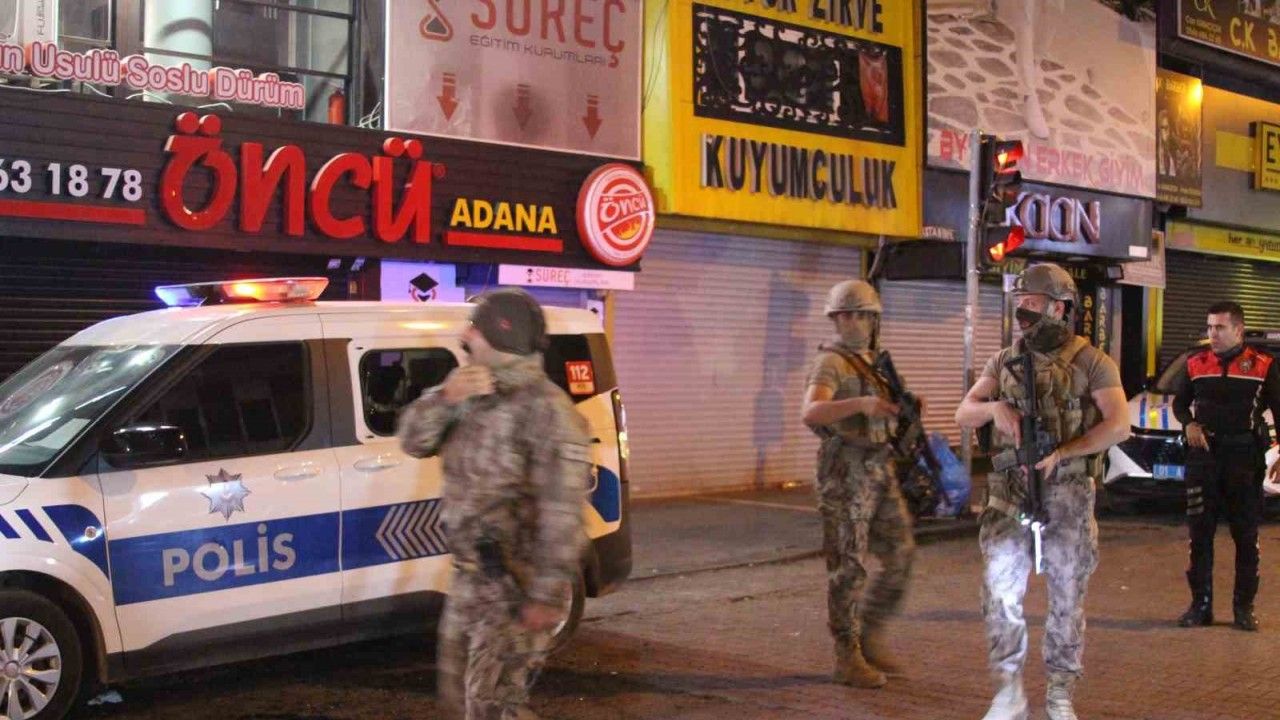 Adana’da çay ocağına kurşun yağmuru: Polis aracı hedef oldu