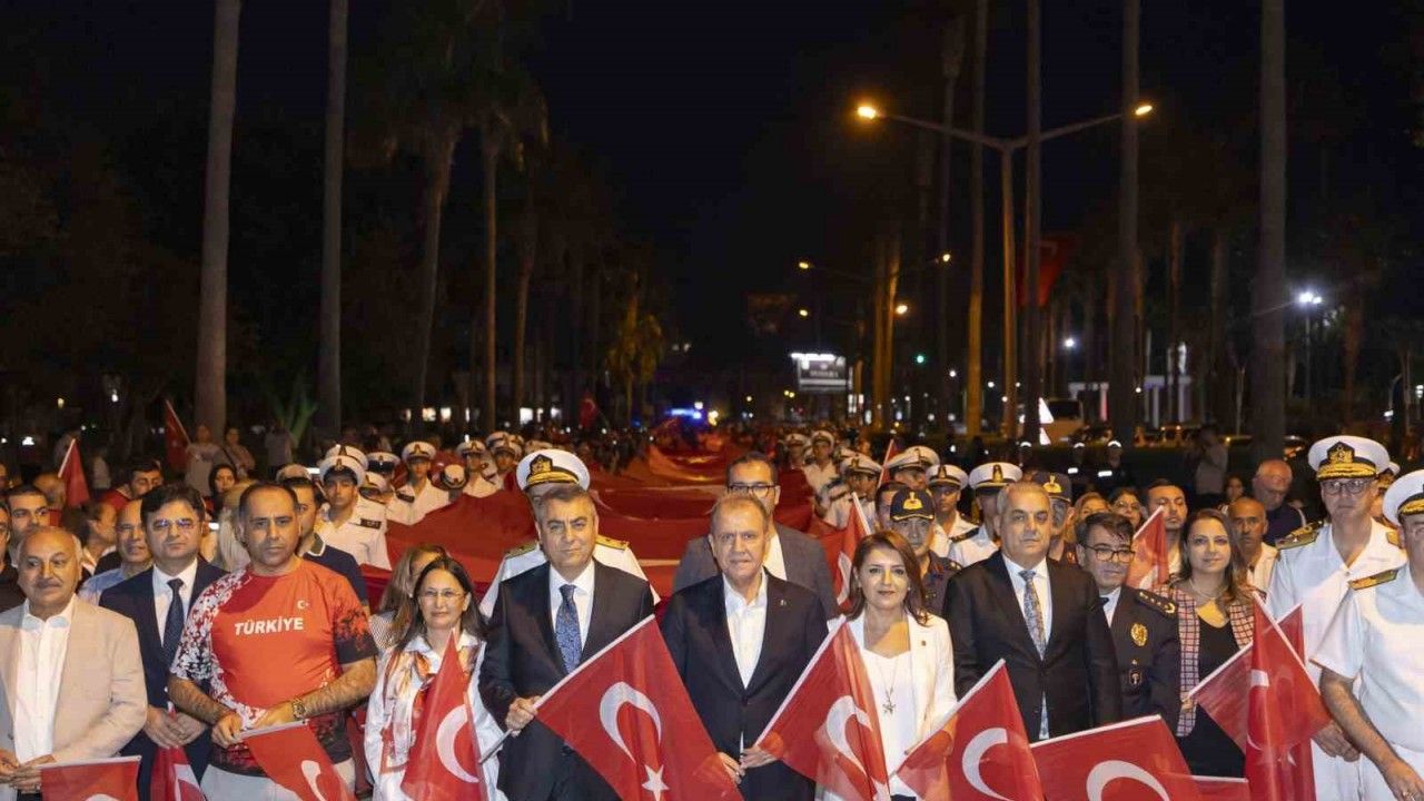 Mersin’de ’bayrak yürüyüşü’ düzenlendi