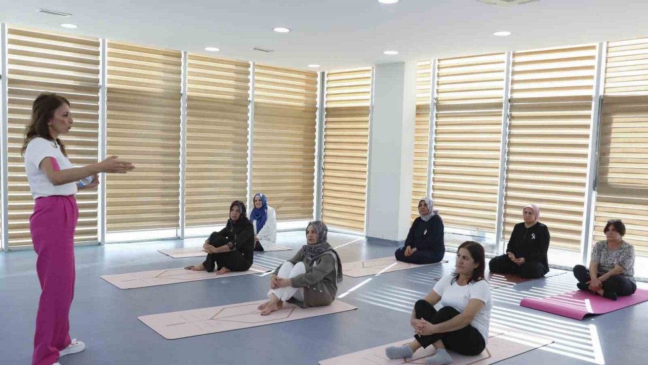 Mersin’de meme kanseri farkındalık etkinliğinde kadınlar yoga yaptı