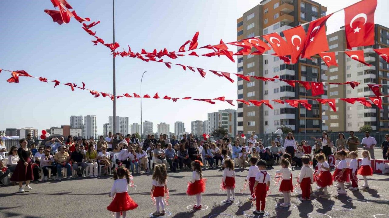 Mersin’de miniklerden Cumhuriyet Bayramı coşkusu