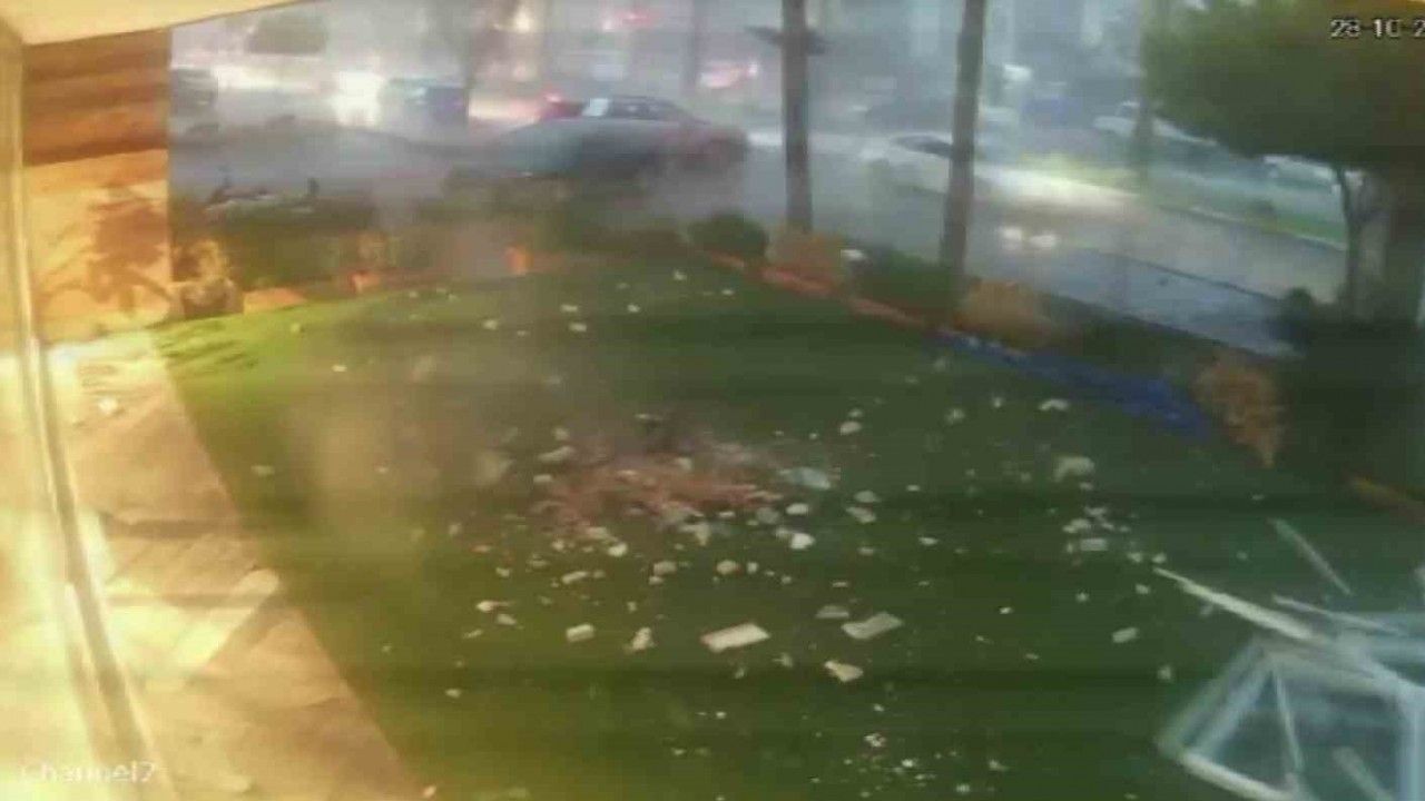 Tonlarca ağırlıktaki çatının fırtınada uçtuğu anlar kamerada