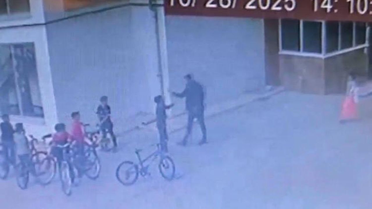 Apartman Önünde Oynayan 8 Yaşındaki Çocuğa Tokat ve Tekme!