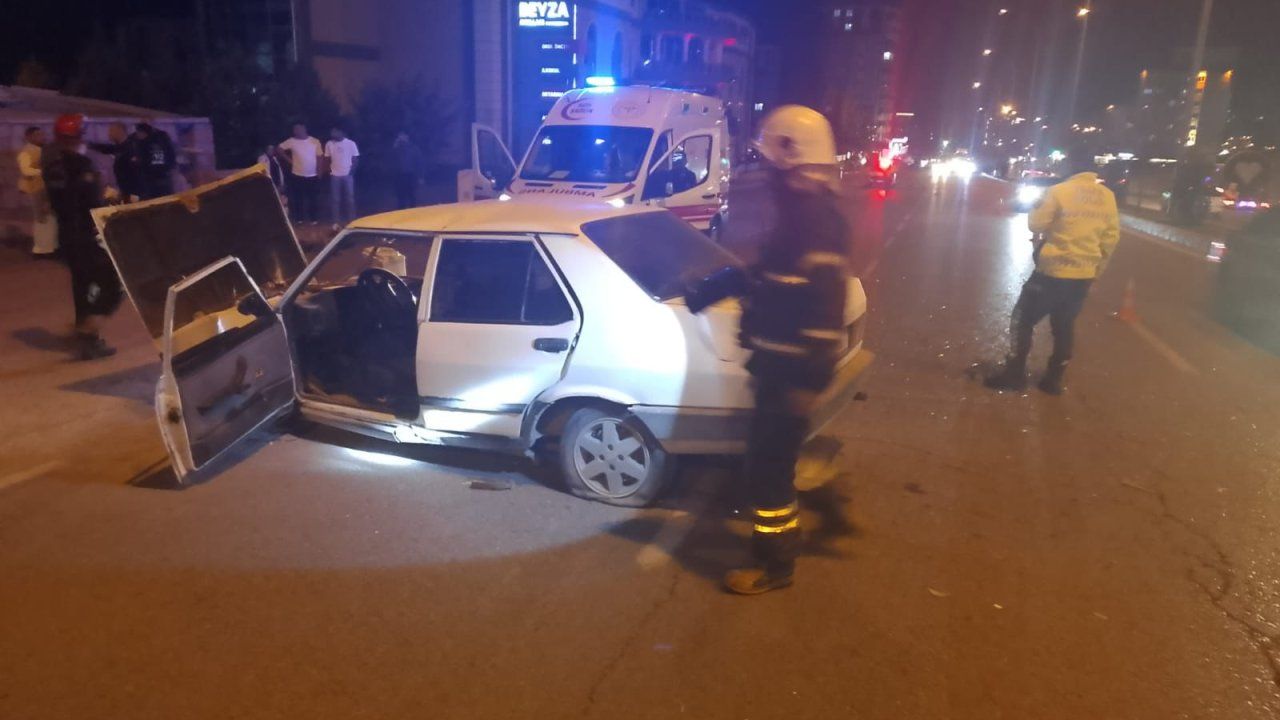 Freni Tutmayan Otomobil Refüje Çarptı: 5 Kişi Yaralandı