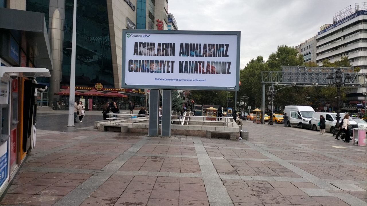 Garanti BBVA, Cumhuriyet’in 102. yılını bir kez daha “Adımların Adımlarımız, Cumhuriyet Kanatlarımız” diyerek kutluyor.