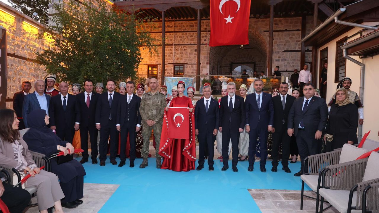 “Köklerden Zarafete Garbiyeli” Temalı Defileyle Zaman Yolculuğu