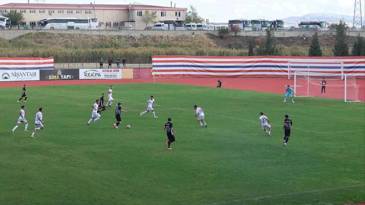 Vali Ünlüer, Kahramanmaraş İstiklalspor’un Galibiyetini Tribünden Takip Etti