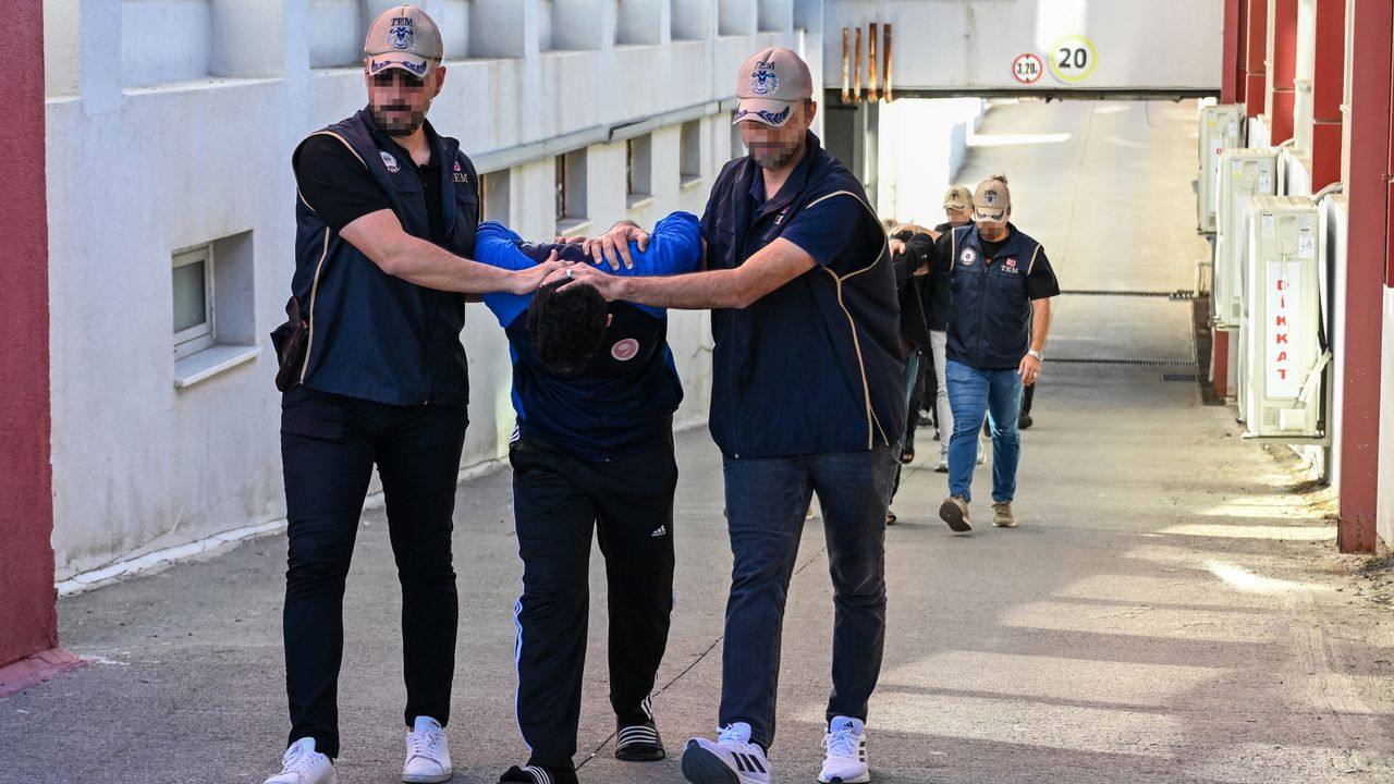 Adana'da terör örgütü DEAŞ operasyonunda yakalanan 6 zanlıdan 3'ü tutuklandı