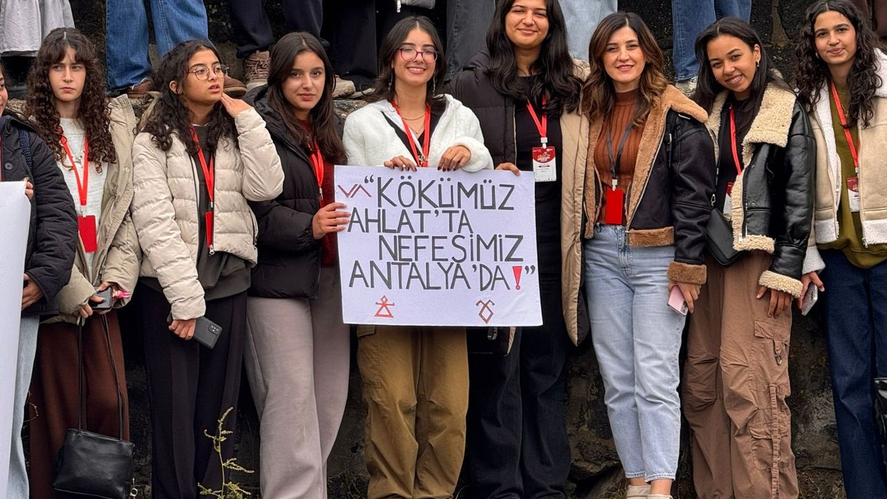 Antalya'dan Bitlis'e götürülen öğrenciler, Ahlat'ta Selçuklu mezarlığını ve eserleri inceledi