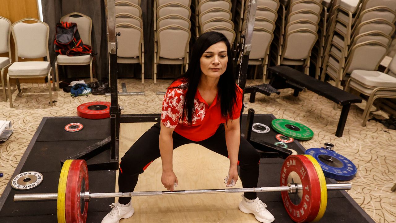 Görme engelli halterci Gülistan'ın Mersin'de aldığı 2 madalya sevincini katladı